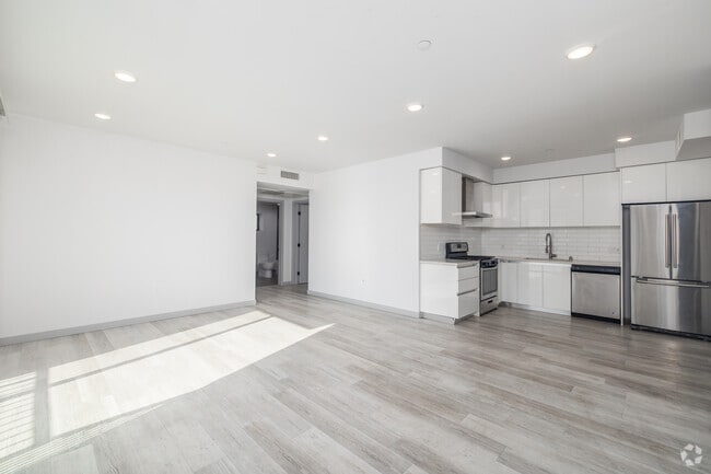 2BR, 2BA - 935SF - Living Room - 941 Fedora St