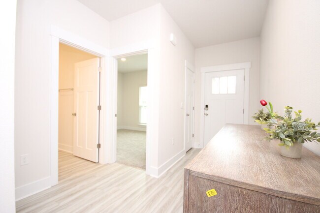 Foto del edificio - Don’t Miss This 4BR Avalon Home — Modern Interior, Open Floor Plan & Access to Pool, Volleyball &...