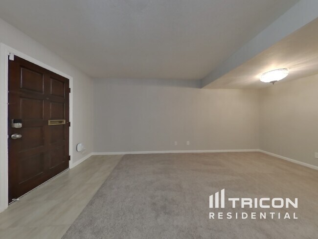 Foto del edificio - 7482 Fairway Two Ave