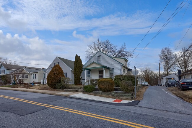 Building Photo - 123 N Spruce St