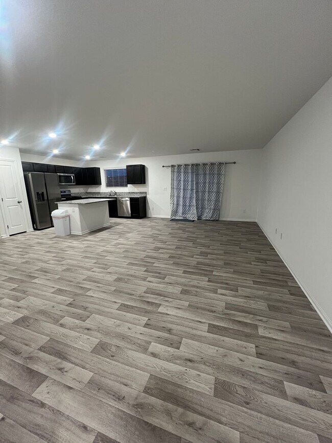 Building Photo - Move in today! 3 bed 2.5 bath 2 story beauty!