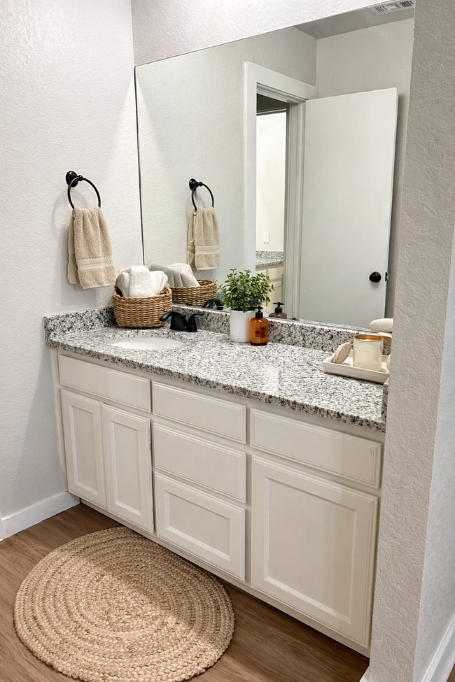 Building Photo - Charming Remodeled Duplex - Move- in READY!