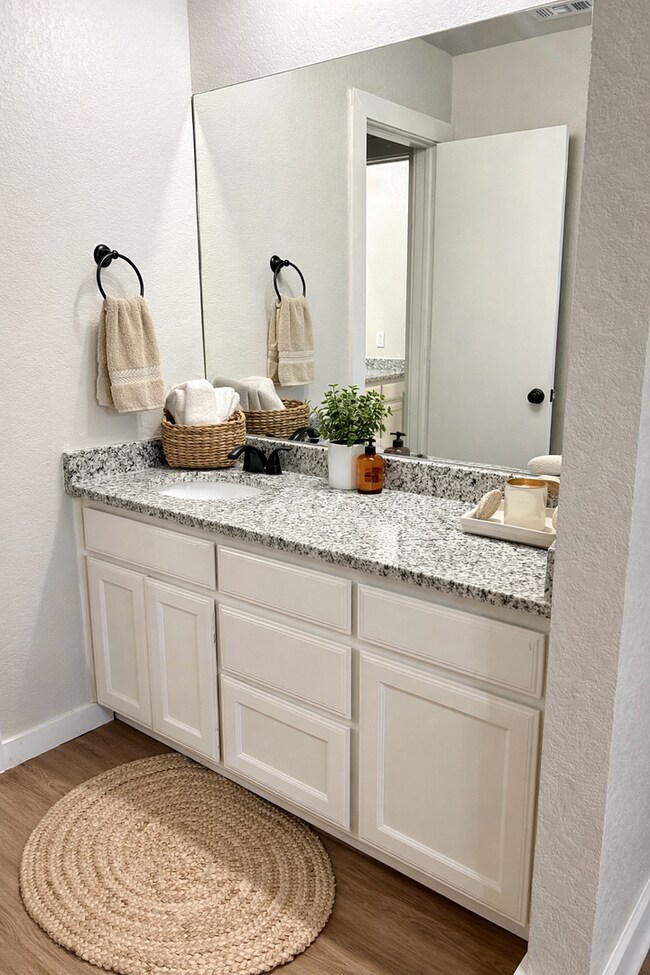 Foto del edificio - Charming Remodeled Duplex - Move- in READY!