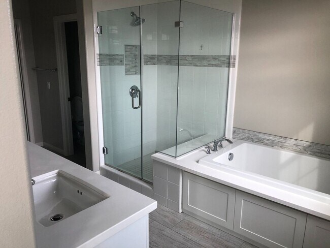 Foto del edificio - Beautiful 4BR/3BA Del Sur Townhome
