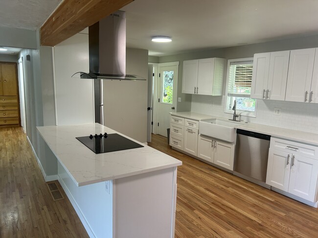 Kitchen - 332 W Greta Ave
