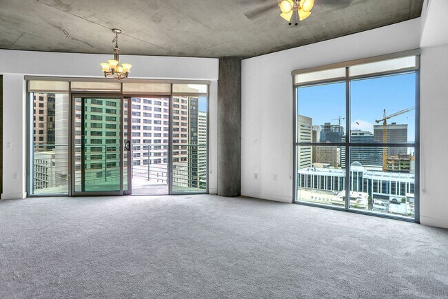 Foto del edificio - Gorgeous downtown unit! Views from every room!