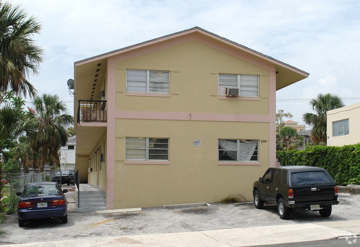 Foto del edificio - 626 Datura St