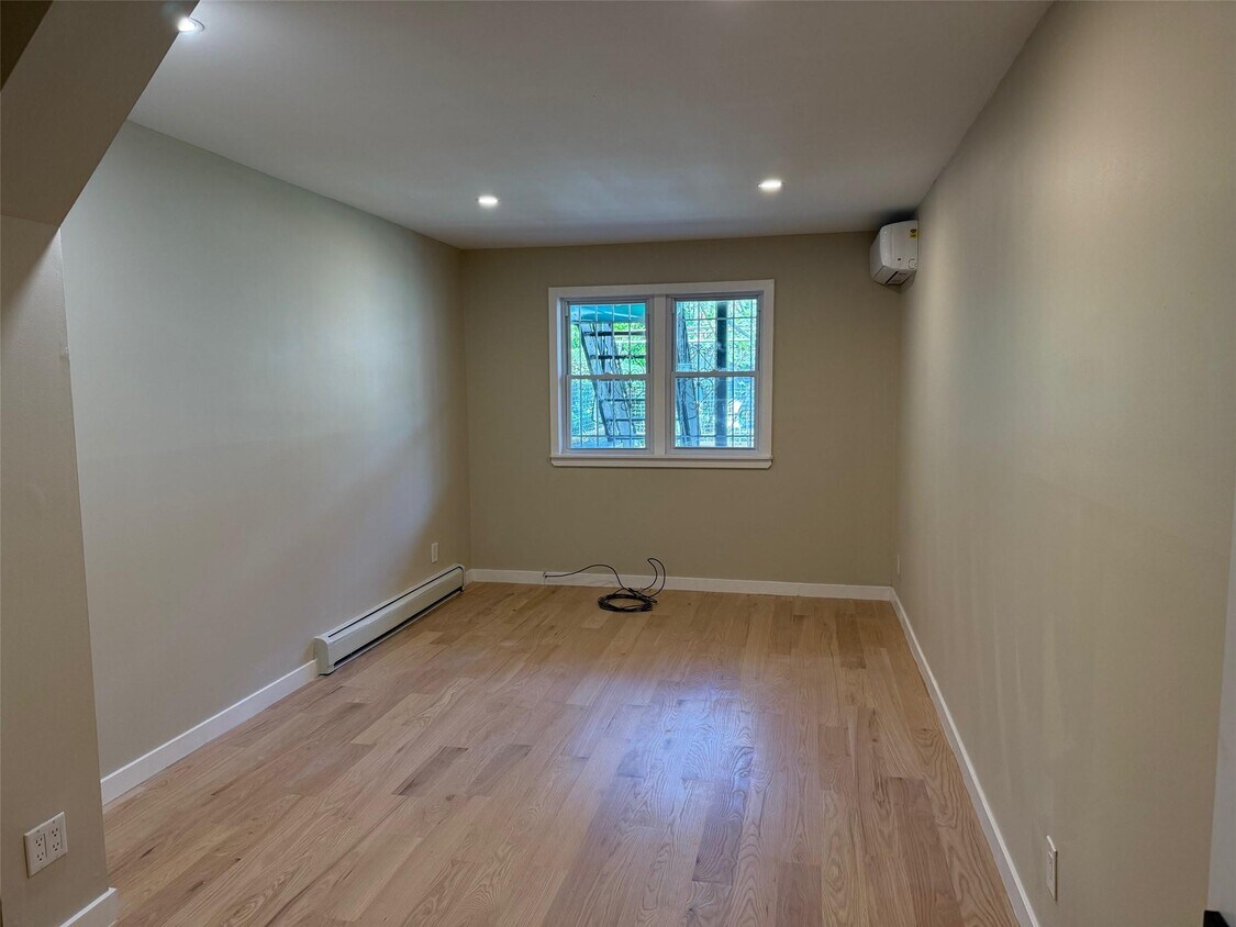 Foto principal - 22-56-56 Steinway St