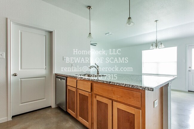 Building Photo - 3 Bedroom 2 Bath Available NOW