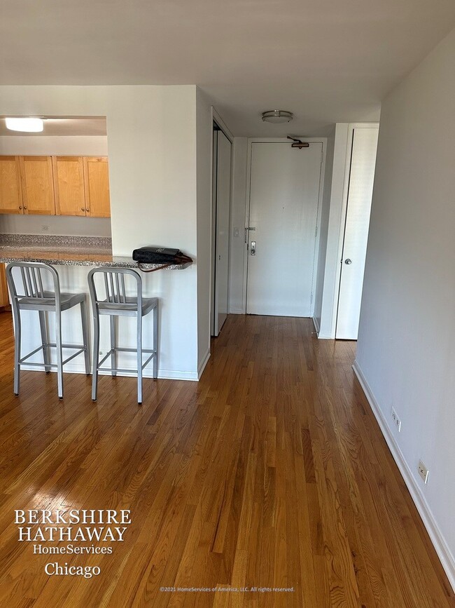 Foto del edificio - 2626 N Lakeview Avenue