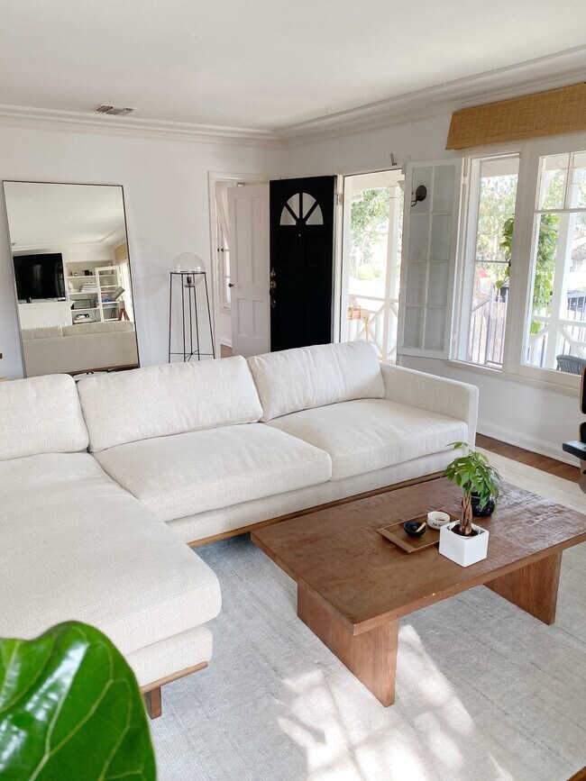 Foto del edificio - 753 N Hayworth Ave