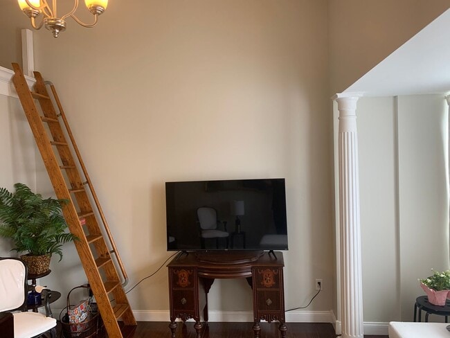 Building Photo - One Bedroom Loft at Kelly House Condominiums