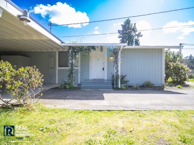 Building Photo - Charming 2 Bedroom! Stunning Views!