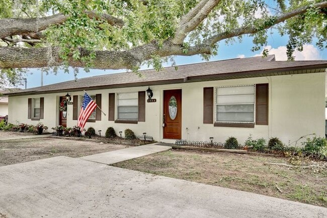 Building Photo - Beautifully Renovated 2-Bedroom Duplex nea...