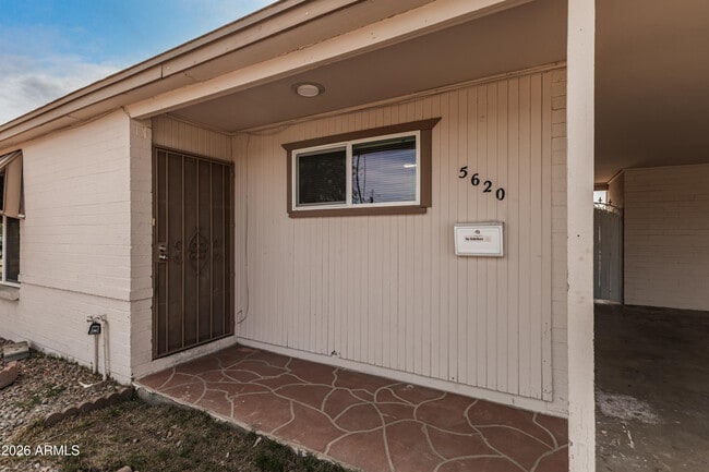 Foto del edificio - 5620 N 19th Ave