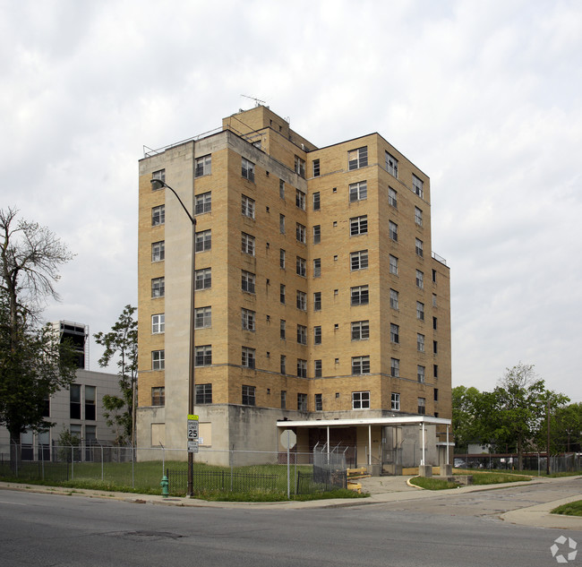 Primary Photo - Frontenac Apartments