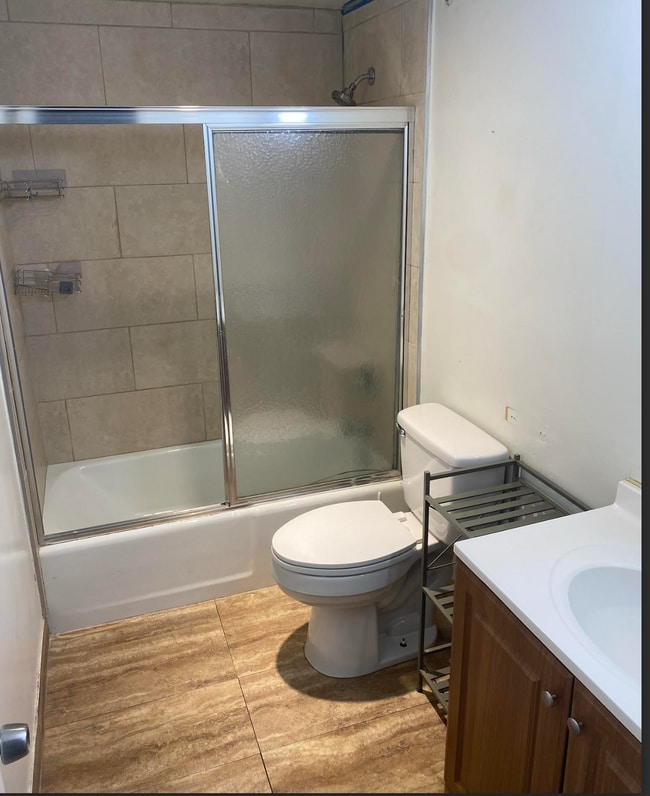 bathroom - 400 Kings Point Dr
