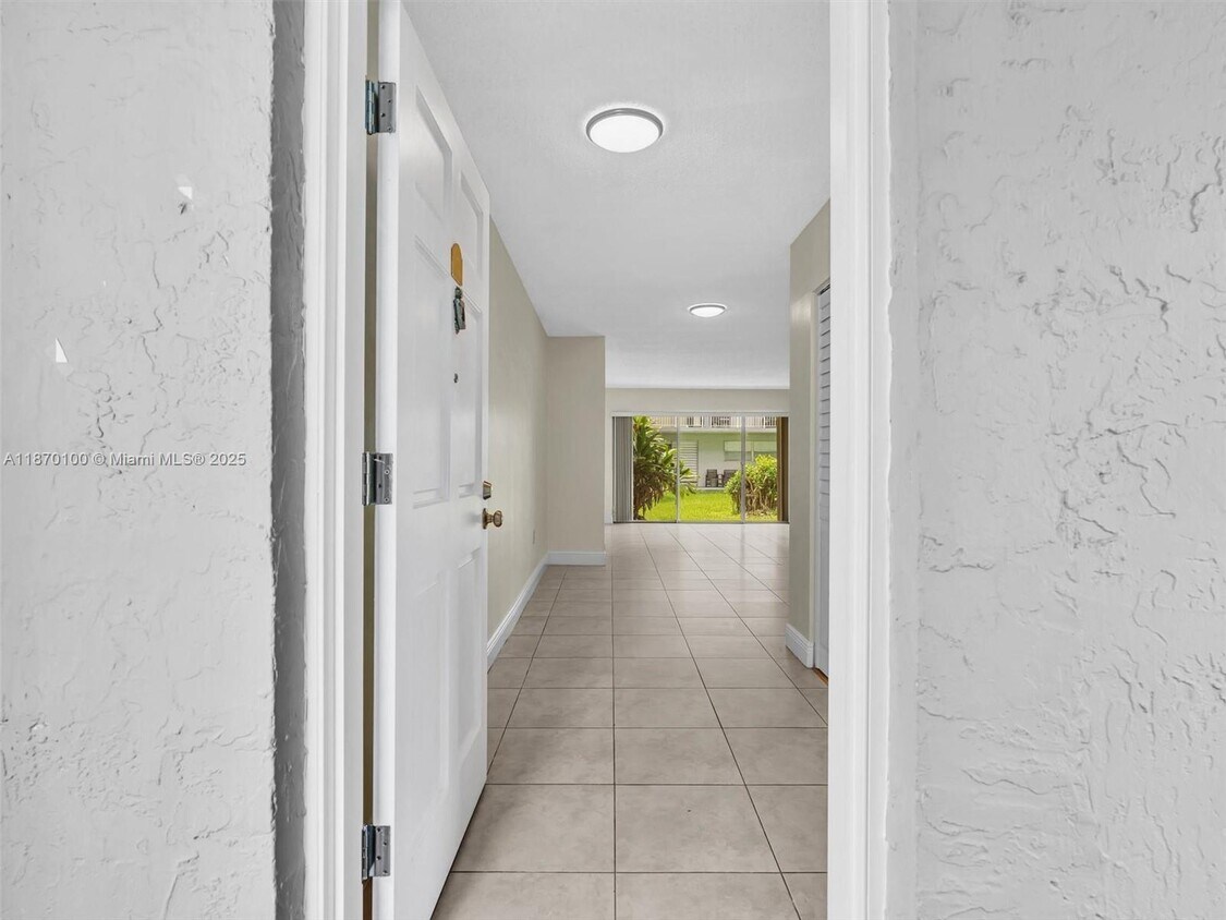 Foto principal - 9367 Fontainebleau Blvd