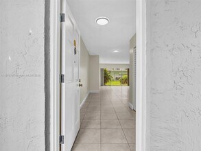 Building Photo - 9367 Fontainebleau Blvd