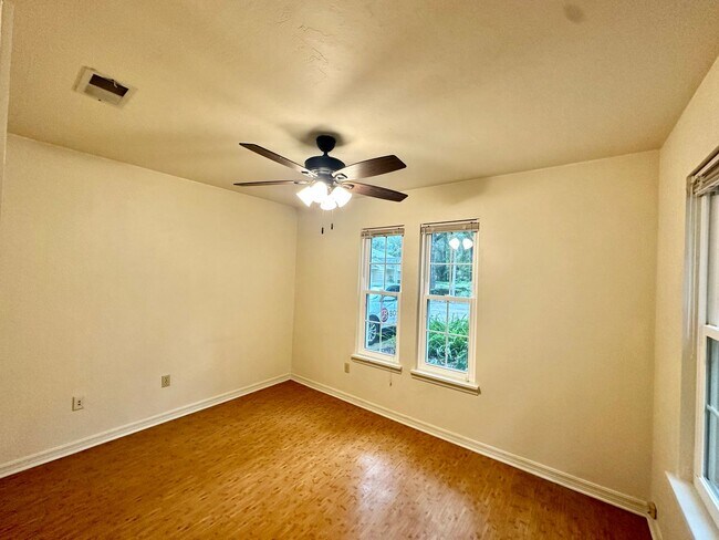 Building Photo - Spacious 3-Bedroom Townhome in Highly Soug...