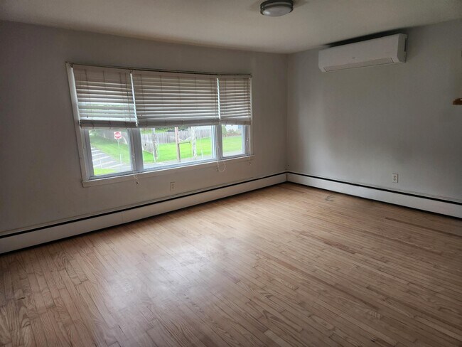 Foto del edificio - 296 Old Farmingdale Rd