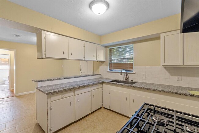 Building Photo - 1112 Camden Rd