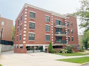 Building Photo - 55 S Middle Neck Rd