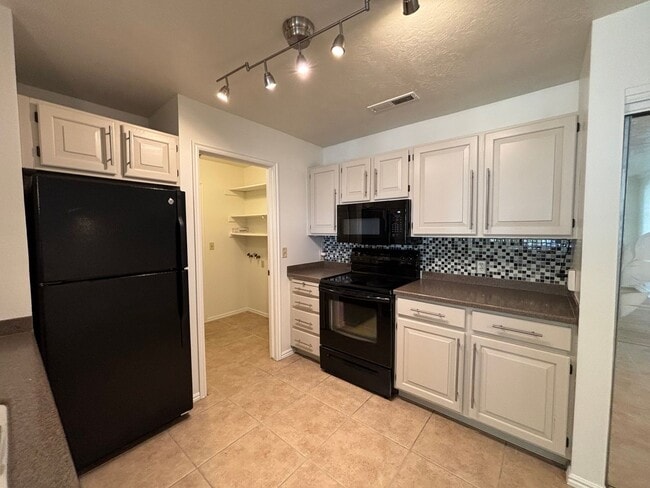Building Photo - DARLING TOWNHOME FOR RENT!