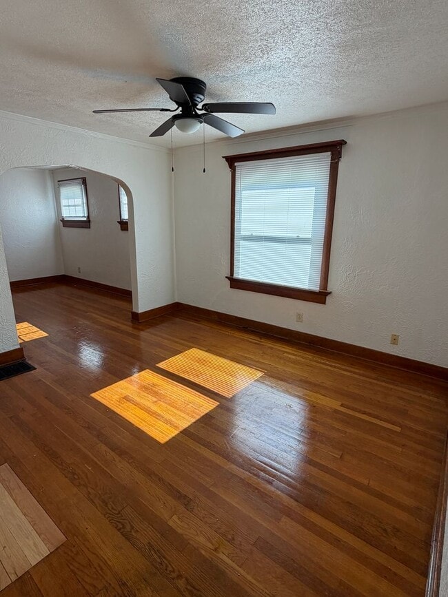 Building Photo - Cute 2 bedroom/1 bath Bunglow with garage in Dayton