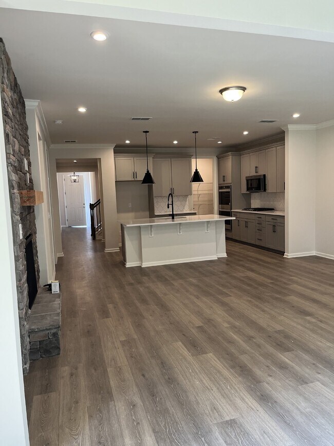 Building Photo - BEAUTIFUL 5 BEDROOMS 4 BATHS IN MOUNT JULI...