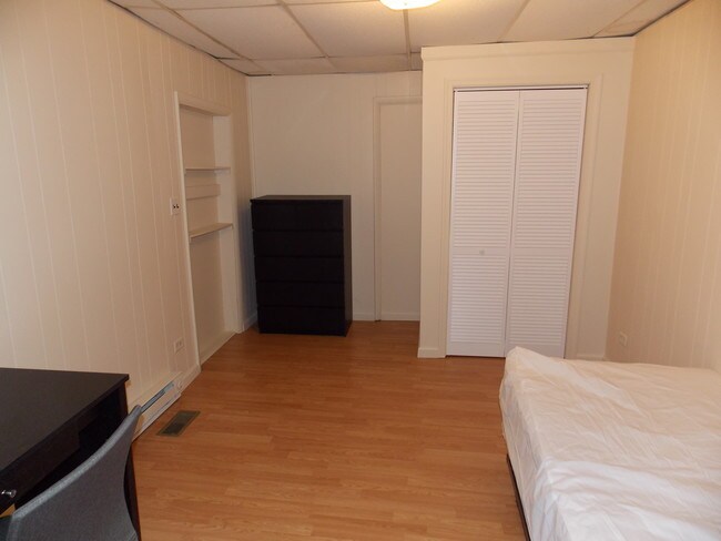 dormitorio - 274 W Main St