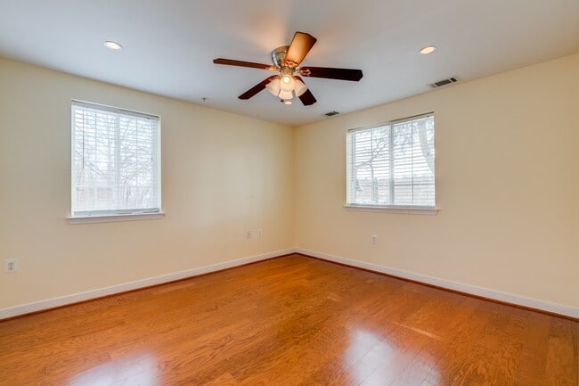 Building Photo - Fantastic end-unit condo