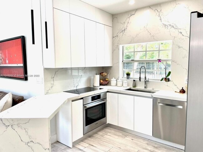 Foto del edificio - 3070 Allamanda St