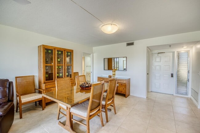 Building Photo - 5350 Woodland Lakes Dr