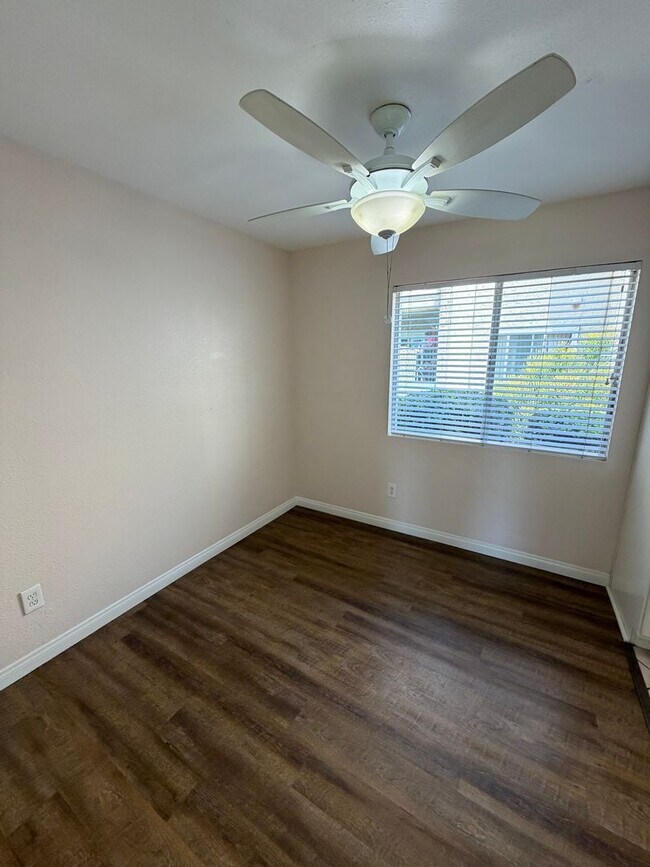 Foto del edificio - 2BR/1BA Lakeside ground floor condo with 1 car detached garage, 1 uncovered parking space & commu...