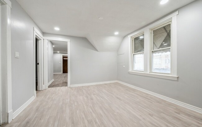 Building Photo - 1353 N Harding Ave