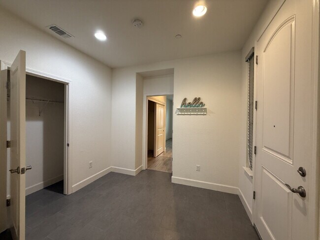 Building Photo - Modern 4-bedroom 3-bath available in Elk Grove