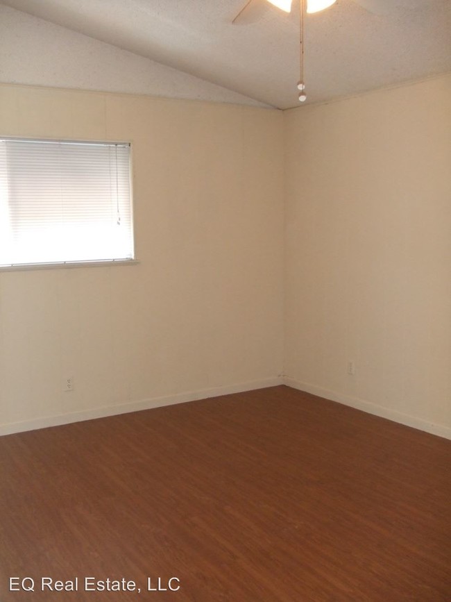 Building Photo - Hallmark Apartments