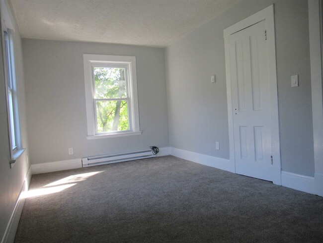 Building Photo - 25 Fairway Dr