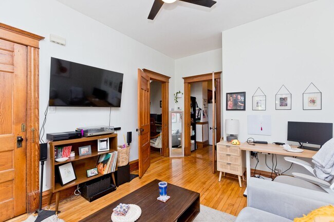 Foto del edificio - 2139 N Oakley Ave