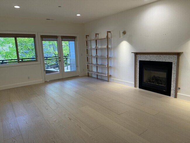 Building Photo - 360 Knechtel Way NE