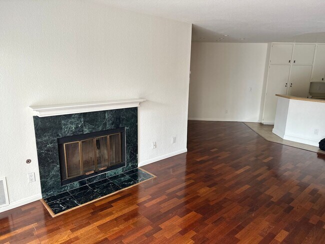Foto del edificio - Fashion Valley 2Br/2Ba Condo with 2 car ga...