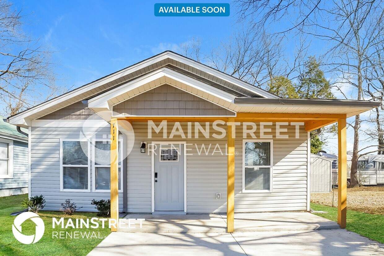 Primary Photo - 711 Logan St