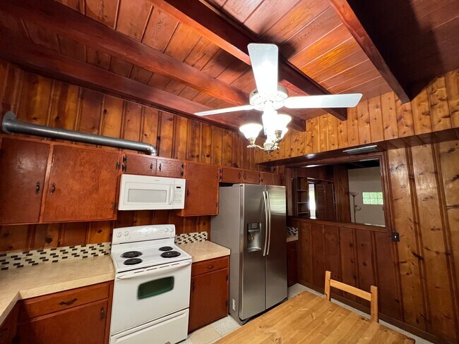 Building Photo - Spacious 2/1 in Fort Pierce * Water and El...