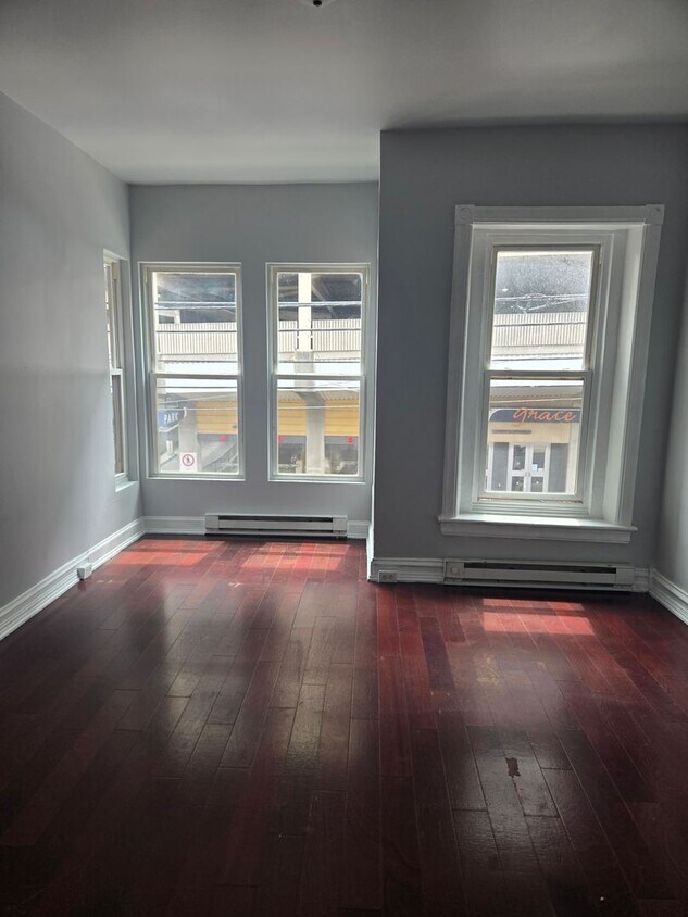 Primary Photo - 817 Linden St