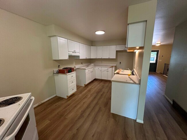 Foto del edificio - HUGE end-unit townhouse