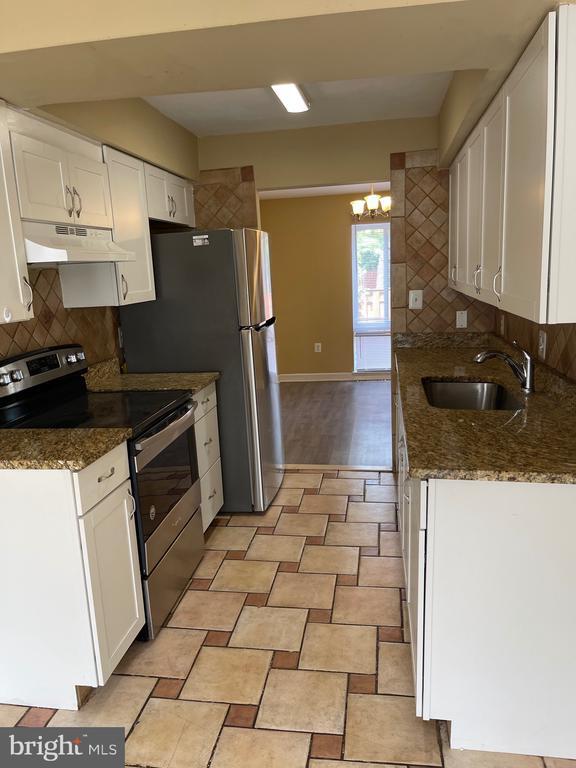 Foto del edificio - 7223 Millcrest Terrace