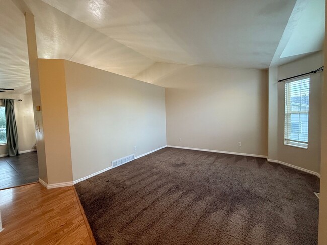 Foto del edificio - Spacious 5-Bedroom Home in Clinton!