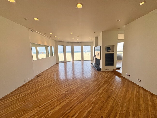Building Photo - 3505 Ocean Front Walk