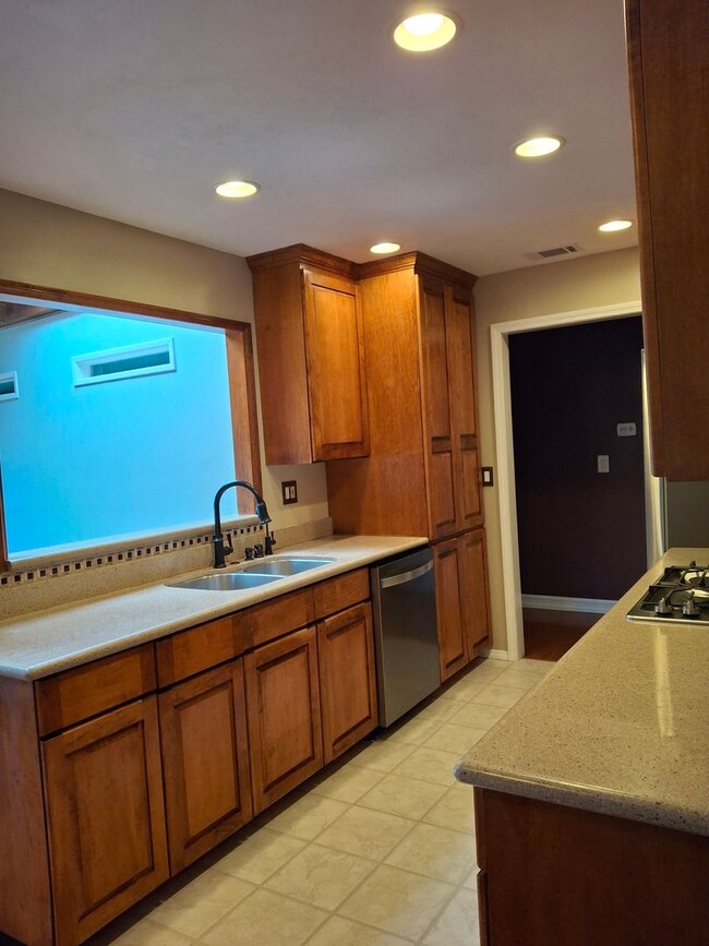 Building Photo - Charming 3 Bedroom, 2 Bath Home with Centr...
